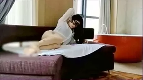 火辣的肉丝美女销售很淫荡的和客户酒店开房性爱自拍...