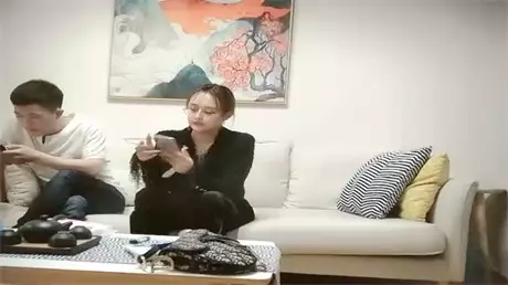 豪华套房偷拍极品性感美女嫩模拍摄写真时一随从看长...