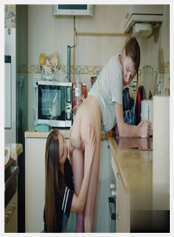 性感的黑发熟练地互相舔对方的阴部和手指