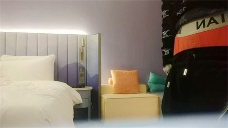 丰乳肥臀大奶妹，开档灰丝快被操