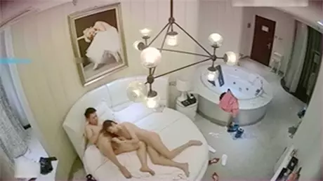 温情情侣酒店偷拍系列之多金富商约炮高挑性感辣妹换...