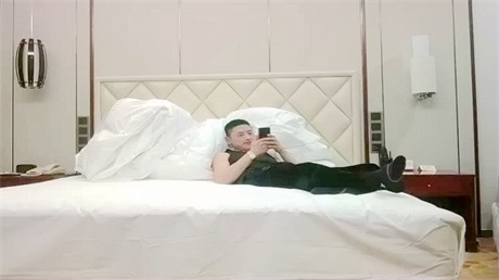 午夜探花利哥探花约了两个熟女双飞啪啪，口交舔逼站...