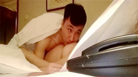 手握女友酥胸浅尝后入抽插苗条新娘更换礼服露乳