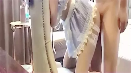 小女仆跪在凳子上挨操