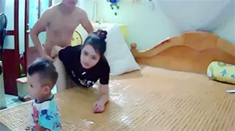 珍藏有看头家庭摄像头偷窥夫妻当小孩面啪啪啪