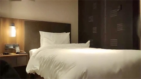 蓝衣皮裙妹子啪啪，口交舔弄坐在身上抱起来大力抽插猛操