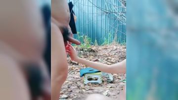 天气不错骚逼跟蒙面小哥户外啪啪，全程露脸口交大鸡巴，让小哥按在树上扛腿爆草抽插，浪叫不断玩她骚奶子第02集