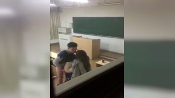 【网曝门事件】最新教室门高中小情侣教室课桌激情大战 啪啪撞击 娇喘呻吟 太刺激男生一会就射了 高清720P版