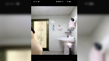 网红脸妹子巨乳妹子全裸卧室中自慰，卫生间洗澡身材好棒掰穴特写诱惑十足第01集