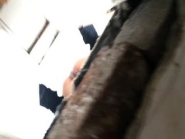 国内厕拍大神潜入路边沟厕偷拍几位漂亮的美女嘘嘘有个妹子被这幺拍脸居然没发现