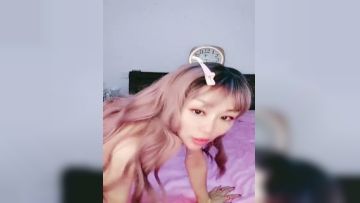 豹纹黑丝高跟诱惑风骚少妇_跟大哥激情啪啪，全程露脸让大哥草嘴深喉玩弄，从床上草到厕所干到桌子上各种抽插