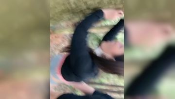 今天天气好晴朗，带学生妹钻进小树林里野战一把，美乳细腰小翘臀，口交硬了靠着大树就开始插入鲍鱼无套内射