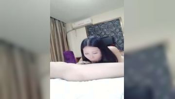 居家美骚妇口活很是棒 用心给炮友舔 然后啪啪 叫的淫荡很是诱人