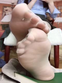 纯洁长腿小妹用脚满足你的鸡鸡哥哥你愿意幺