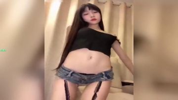 窈窕身材网红美少女【八月未央】露脸超短裤吊带黑丝激情艳舞超长巨物速攻美穴爆浆痉挛- 伊莉影片区