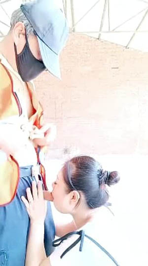 丝袜高跟足交 制服诱人的小少妇跟蒙面小哥激情啪啪 69口交足交撸起大鸡巴 直接内射进骚逼