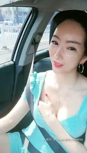 用啤酒瓶子插逼玩弄少妇乳交喂奶给小哥吃01