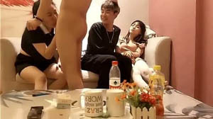 刚下海不久清纯甜美小姐姐和大叔啪啪  诱人身材腰细胸大  掰穴特写揉搓阴蒂