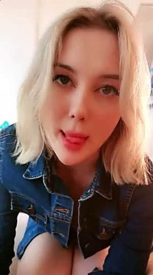 网红【Avove户外】深夜帝都玉渊潭公园  淫荡小情侣挑战户外  无毛嫩穴无内射干爽