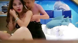 小宝寻花大神带你找外围  斑点裙笑起来甜美100斤妹子  深喉口交喜欢在上面  骑乘抽插摸着奶子后入猛操