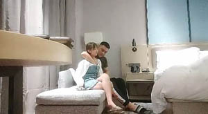 服务周到短裙大奶少妇 翘起屁股摸穴蹲着口交 舔蛋猛操晃动奶子呻吟娇喘