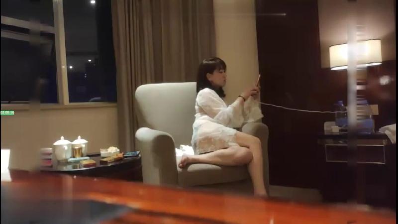 做生意的小胖哥最近有点累但是操露脸漂亮女友一点不含糊猛插下下到底射完躺着闭眼休息