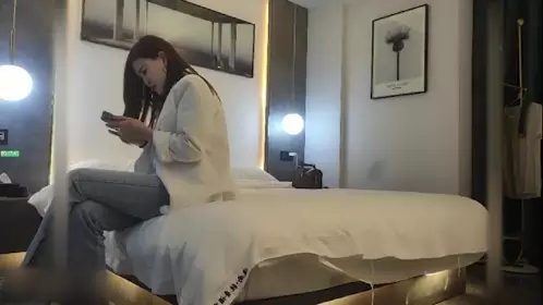 【阿水探花约良家】，真实良家性爱，短发离异人妻，蜂腰翘臀，家中性爱，插得骚穴水声大作，激情劲爆佳作【