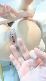 上海超顶一级模特儿  一库一库  逼里塞棉条、大姨妈来了，大哥一刷火箭，立马化身骚货，表情甚是淫荡！