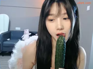 【利哥极品探花】，4000约人气最高小仙女，平面模特，人瘦胸大9分颜值明星脸，强烈推荐