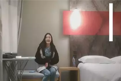 170CM美腿爆乳妖艳女神，灰丝袜太性感了，顶级大白美臀摇摆，疯狂揉穴浪叫呻吟，假屌深喉插嘴，搞得小穴一直流水