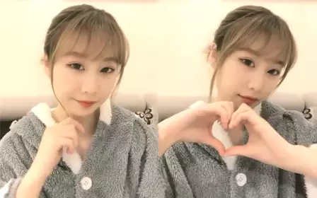 77教练新人高颜值白皙妹子道具自慰浴室洗澡诱惑，椅子上张开双腿自摸跳蛋震动