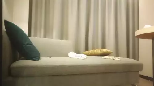 小薄探花高价约的小姐姐看完手机就开始操逼