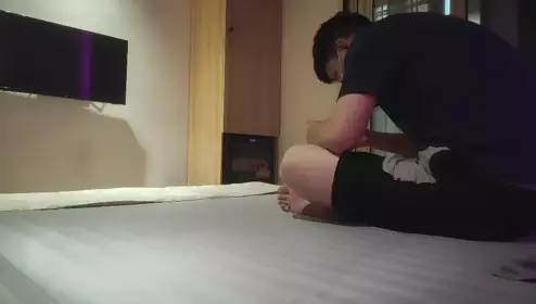 探花从中过先自慰在操逼