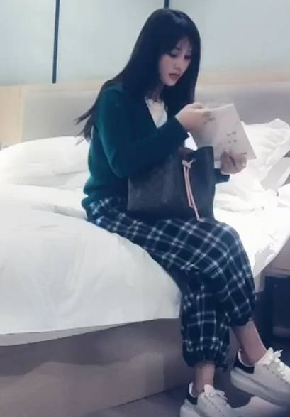 黑丝高跟大长腿，高颜值女神实力演绎跟小哥激情啪啪，多体位让小哥蹂躏抽插爆草，从床下干到床上69舔逼撸射