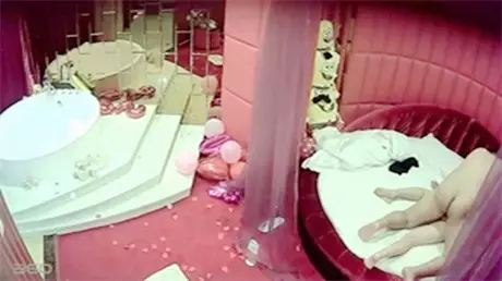 貌似刚开完趴的胖哥真会玩让女友穿着学生制服骑在上面啪啪