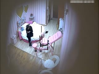 精品酒店偷拍皮肤雪白光滑的漂亮大学美女刚进房间就被迫不及待的男友扑倒床上,扒掉衣服尽情啪啪,又嫩又漂亮!