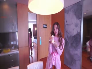 精品自拍-土豪高级公寓体验不一样的性爱~在操性感漂亮的女神美女身上擀面皮包饺子~乱摸~坐在上面搞!.MP4