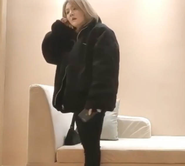 逼逼粉嫩漂亮的美女小护士和屌丝男医生宾馆开房 操的美女受不了