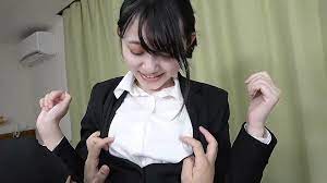 【在办公桌下淫荡中♪大奶求职女大学生一边被玩弄一边在线面试】“不要啊……不要啊……（小声）”不被录用确定……