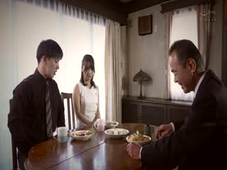 大型火车延迟车上的湿性和丰满性