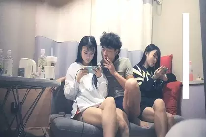 清纯麻花辫眼镜反差婊,现在的大学妹子就是放得开,蹲在张开腿诱惑紫薇