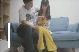 精致高颜值眼镜娘,制服诱惑,内内不用脱掉,扒开直接就扣,好多水