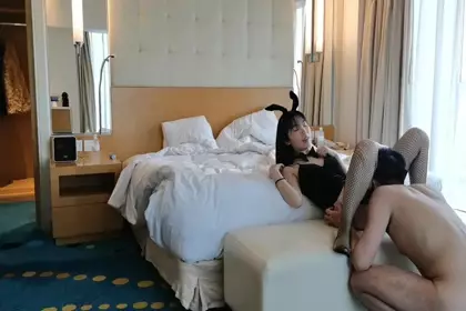 勾搭小天后【露美美】户外滴滴75年男子宾馆 啪啪自慰秀，风骚入骨场面淫荡