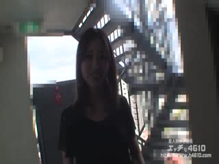 一边给男朋友打电话一边在别人肉棒下娇喘的美少女