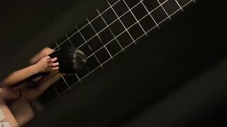 放暑假了表妹来家里玩几天趴门缝偷窥她洗澡没想到几年没见表妹的身材太火爆了