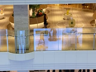 相部屋になってしまった美乳上司がコソコソとオナニーを开始→それに気づいた部下が口说き倒してSEXに発展