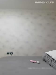 扎俩短发小辫子清纯甜美萌妹子,奶子发育的真大,大的有点下垂了,乳晕更诱人