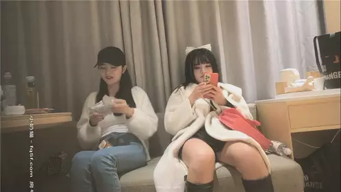 偷拍苗条兼职小白领，翘臀美乳身材纤细，一对玉乳坚挺粉嫩惹人爱