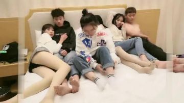 4个18岁的年轻小萝莉跟一众小哥宾馆激情，全程露脸黑丝诱惑，年轻就是有创意各种你想不到的姿势满足欲望