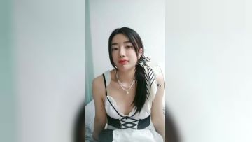 2024年新作，【甜甜小桃花】，女仆装，白嫩小少妇，无美颜的镜头下也颇有几分姿色，这黑乎乎的阴毛